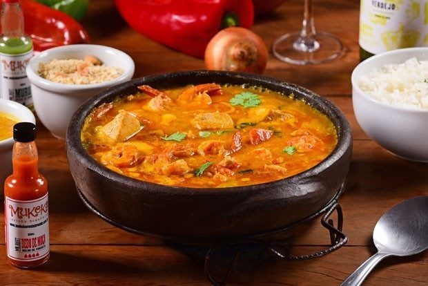 Moqueca de peixe com camarão